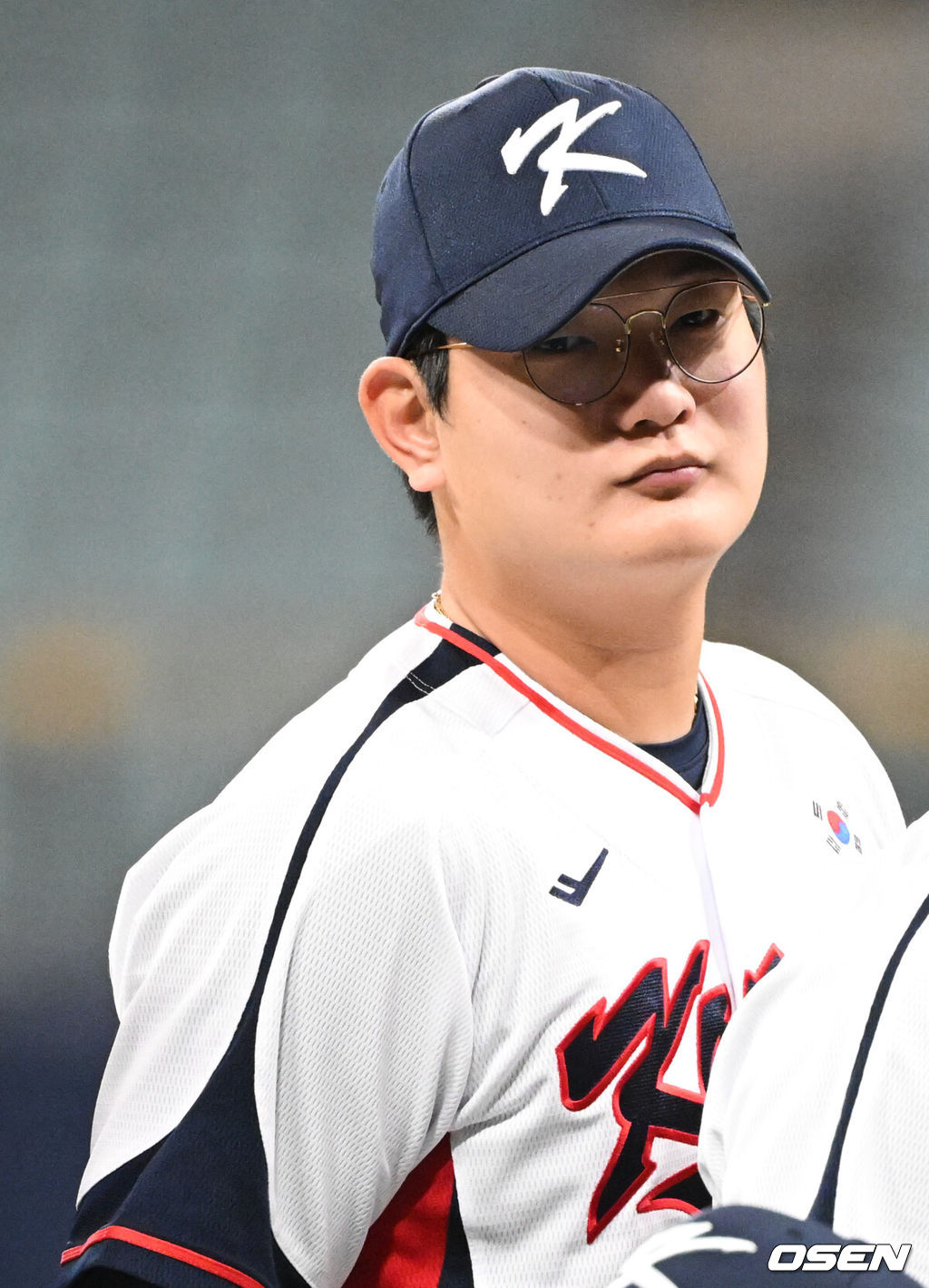 류지현 감독이 이끄는 야구 대표팀이 4일 고척스카이돔에서 훈련을 진행했다.대표팀은 오는 8일과 9일 고척스카이돔에서 열리는 2025 K-베이스볼 시리즈 체코 대표팀과의 2경기를 시작으로 15일과 16일 양일에 걸쳐 도쿄돔에서 일본 대표팀과 2경기를 치른다. 야구 대표팀 김서현이 단체 사진 촬영을 준비하고 있다. 2025.11.04 /cej@osen.co.kr