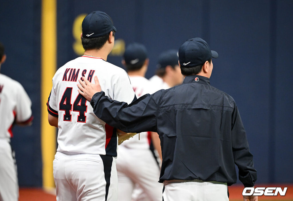 류지현 감독이 이끄는 야구 대표팀이 4일 고척스카이돔에서 훈련을 진행했다.대표팀은 오는 8일과 9일 고척스카이돔에서 열리는 2025 K-베이스볼 시리즈 체코 대표팀과의 2경기를 시작으로 15일과 16일 양일에 걸쳐 도쿄돔에서 일본 대표팀과 2경기를 치른다.  야구대표팀 류지현 감독이 김서현을 다독이고 있다. 2025.11.04 /cej@osen.co.kr