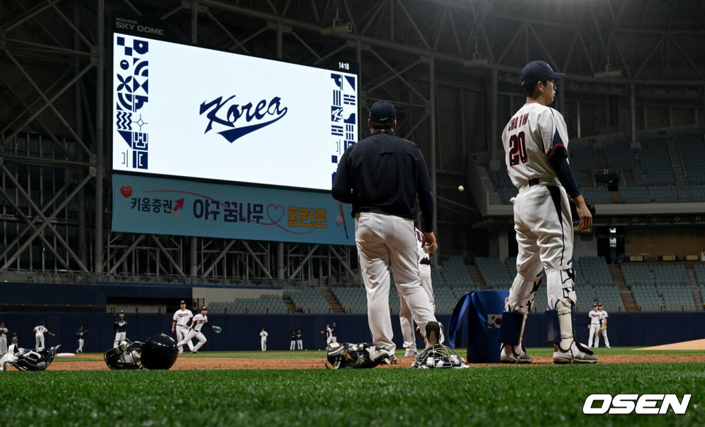 류지현 감독이 이끄는 야구 대표팀이 4일 고척스카이돔에서 훈련을 진행했다.대표팀은 오는 8일과 9일 고척스카이돔에서 열리는 2025 K-베이스볼 시리즈 체코 대표팀과의 2경기를 시작으로 15일과 16일 양일에 걸쳐 도쿄돔에서 일본 대표팀과 2경기를 치른다. 야구 대표팀이 훈련을 하고 있다. 2025.11.04 /cej@osen.co.kr