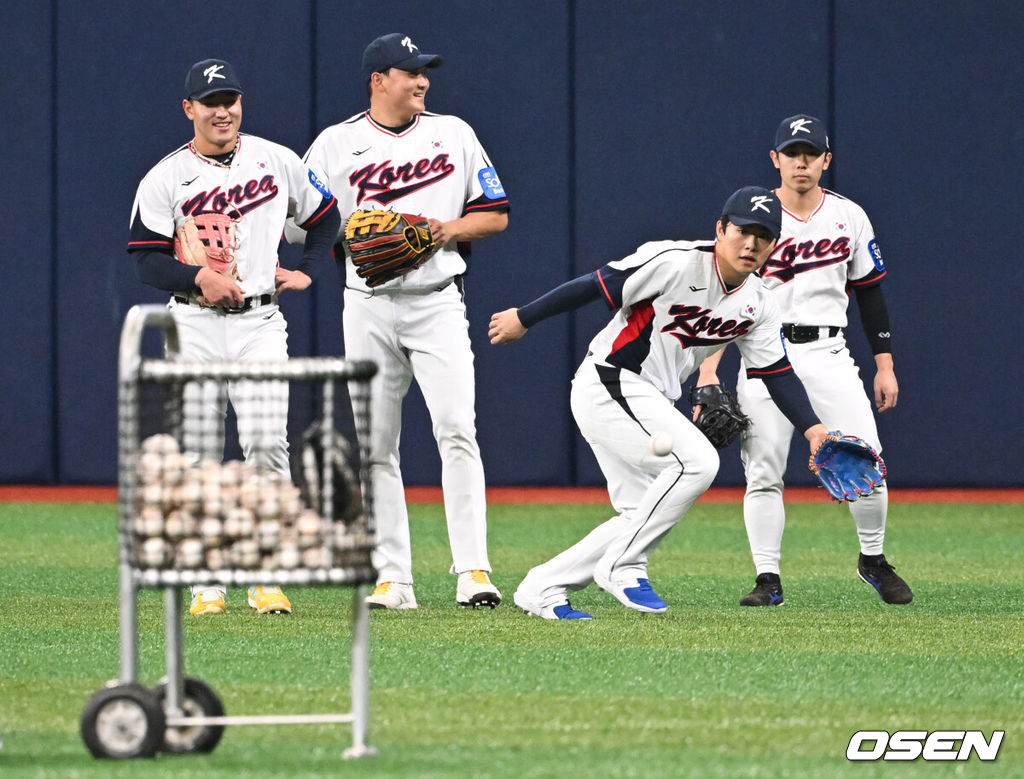 류지현 감독이 이끄는 야구 대표팀이 4일 고척스카이돔에서 훈련을 진행했다.대표팀은 오는 8일과 9일 고척스카이돔에서 열리는 2025 K-베이스볼 시리즈 체코 대표팀과의 2경기를 시작으로 15일과 16일 양일에 걸쳐 도쿄돔에서 일본 대표팀과 2경기를 치른다.  야구대표팀 문현빈이 수비 훈련을 하고 있다. 2025.11.04 /cej@osen.co.kr