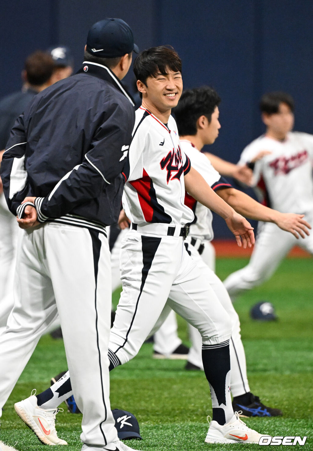 류지현 감독이 이끄는 야구 대표팀이 4일 고척스카이돔에서 훈련을 진행했다.대표팀은 오는 8일과 9일 고척스카이돔에서 열리는 2025 K-베이스볼 시리즈 체코 대표팀과의 2경기를 시작으로 15일과 16일 양일에 걸쳐 도쿄돔에서 일본 대표팀과 2경기를 치른다.  야구대표팀이 박해민이 몸을 풀며 미소짓고 있다. 2025.11.04 /cej@osen.co.kr