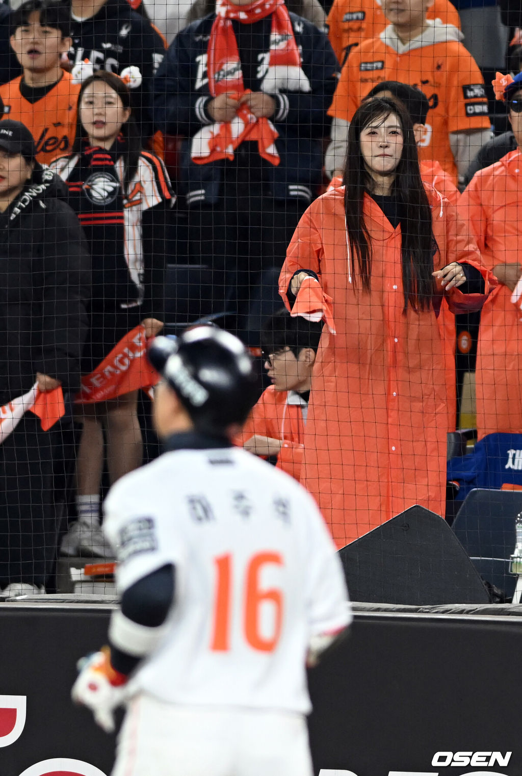 6회말 2사 1루 하주석이 범타로 물러나자 김연정 치어리더가 아쉬워하고 있다.  2025.10.30/spjj@osen.co.kr