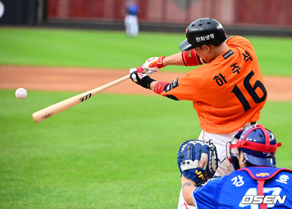 2회말 1사에서 한화 하주석이 중전 안타를 날리고 있다. 2025.10.19 /jpnews@osen.co.kr