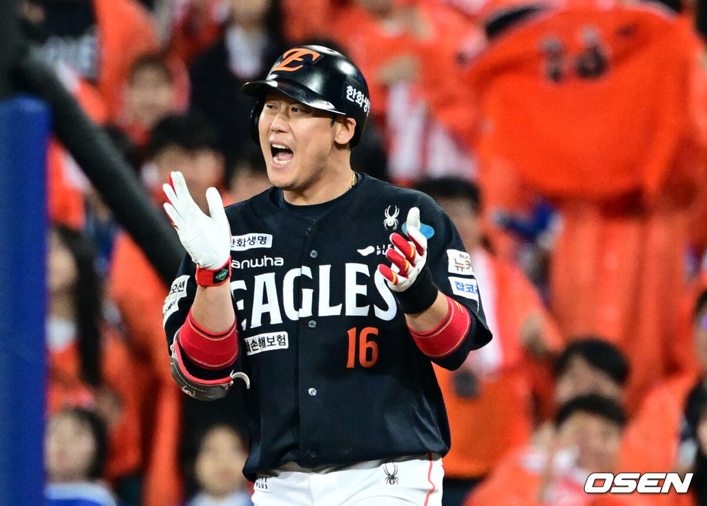 8회초 1사 1루에서 한화 하주석이 안타를 날린 뒤 기뻐하고 있다. 2025.10.21 /cej@osen.co.kr