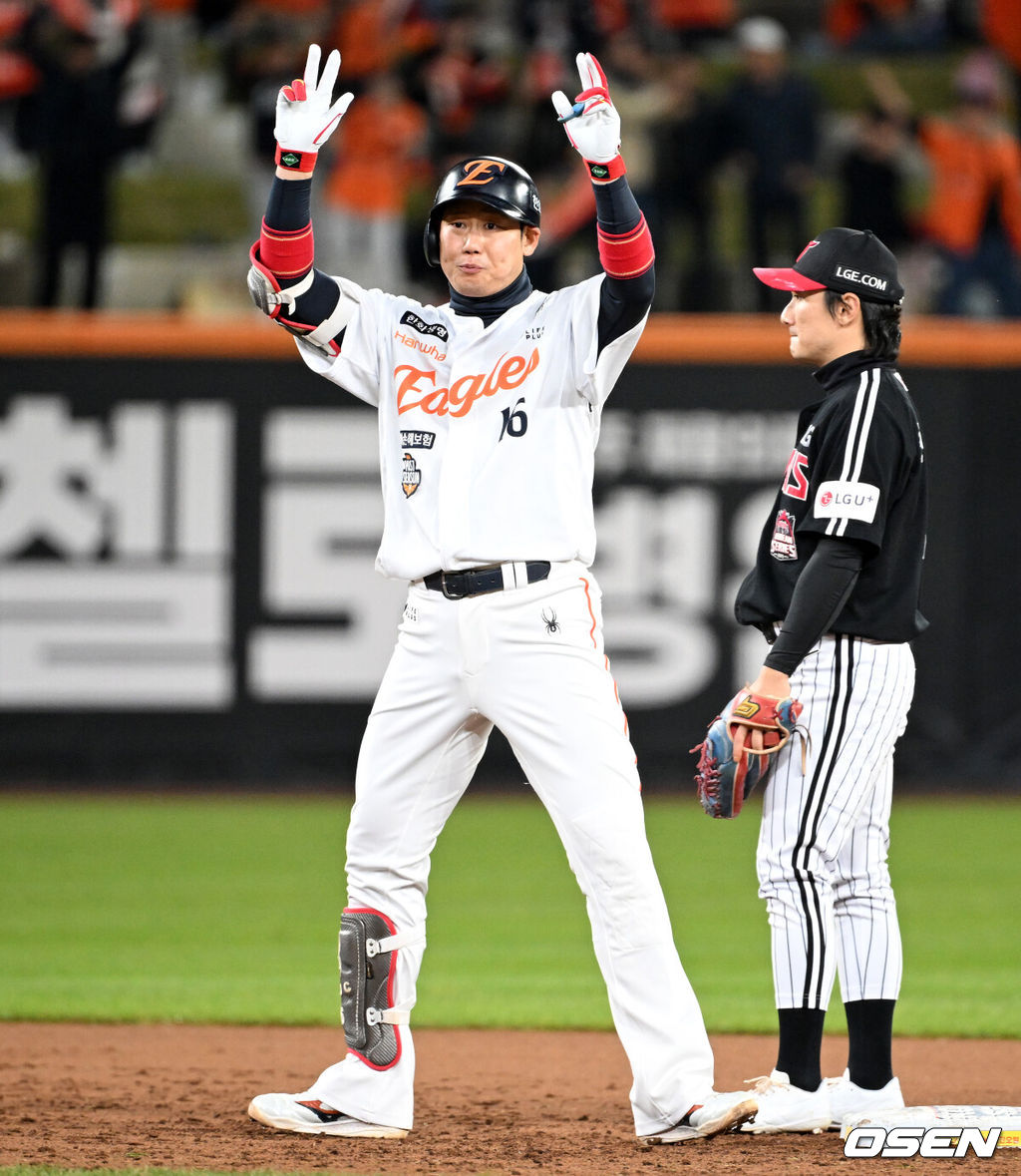 2회말 1사 1루에서 한화 하주석이 좌전 2루타를 치고 환호하고 있다. 2025.10.31 /sunday@osen.co.kr