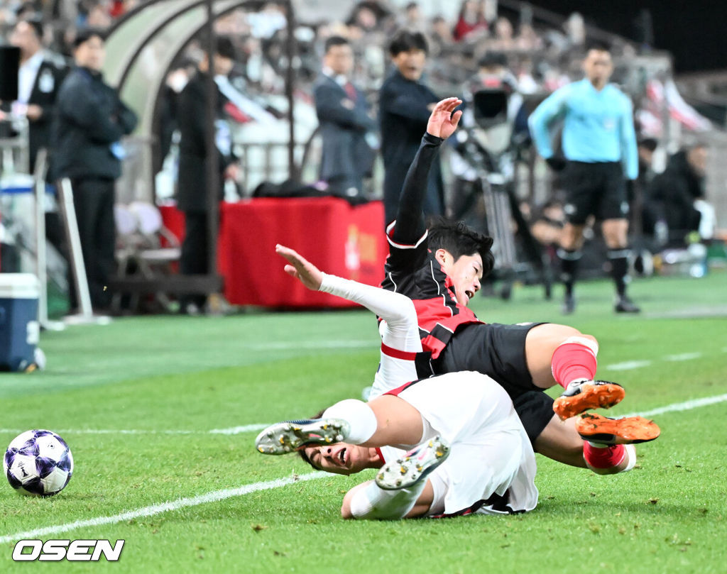 4일 오후 서울 상암동 서울월드컵경기장에서 '2025-2026 아시아축구연맹(AFC) 챔피언스리그 엘리트(ACLE) 리그' 스테이지 4차전 FC서울과 청두 룽청의 경기가 진행됐다.서울은 ACLE 앞선 3경기에서 1승 1무 1패를 거둬 12개 팀 중 6위에 올라가 있다.전반 서울 최준이 볼다툼을 하며 넘어지고 있다. 2025.11.04 / rumi@osen.co.kr