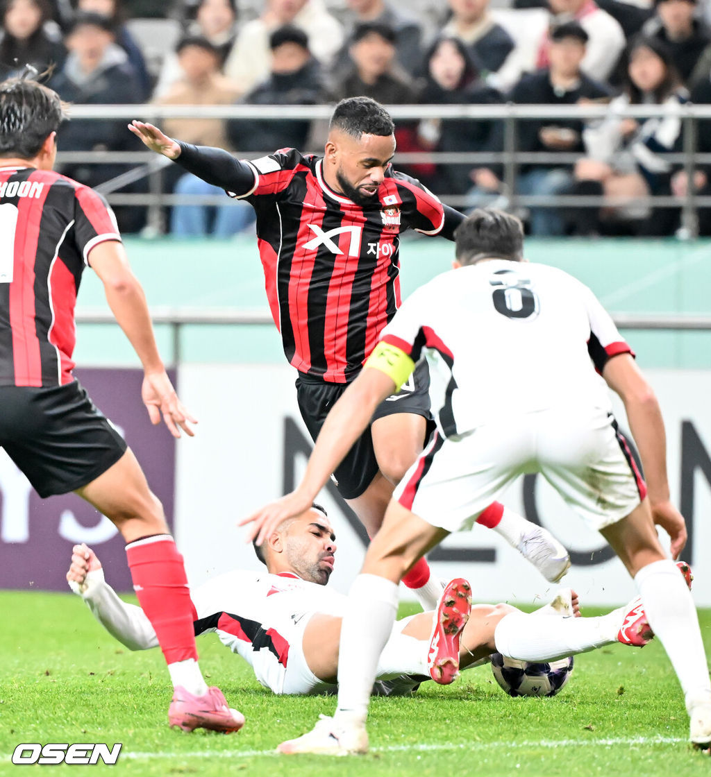 4일 오후 서울 상암동 서울월드컵경기장에서 '2025-2026 아시아축구연맹(AFC) 챔피언스리그 엘리트(ACLE) 리그' 스테이지 4차전 FC서울과 청두 룽청의 경기가 진행됐다.서울은 ACLE 앞선 3경기에서 1승 1무 1패를 거둬 12개 팀 중 6위에 올라가 있다.전반 서울 안데르손이 슛에 실패하고 있다. 2025.11.04 / rumi@osen.co.kr