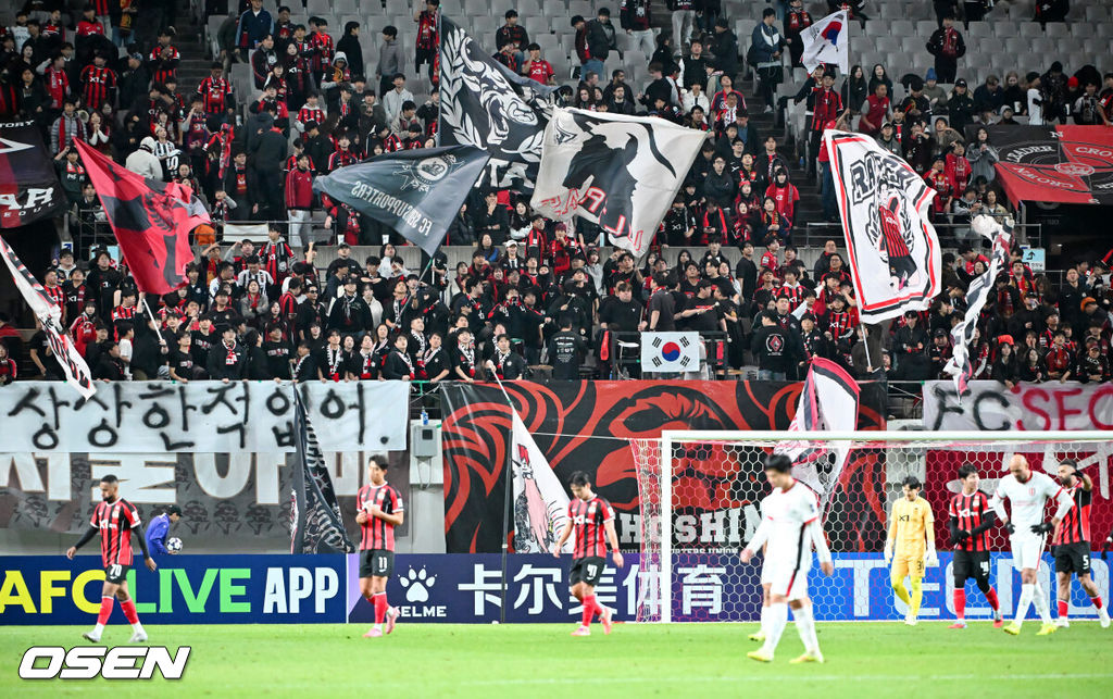 4일 오후 서울 상암동 서울월드컵경기장에서 '2025-2026 아시아축구연맹(AFC) 챔피언스리그 엘리트(ACLE) 리그' 스테이지 4차전 FC서울과 청두 룽청의 경기가 진행됐다.서울은 ACLE 앞선 3경기에서 1승 1무 1패를 거둬 12개 팀 중 6위에 올라가 있다.서울 축구팬들이 열띤 응원을 펼치고 있다. 2025.11.04 / rumi@osen.co.kr