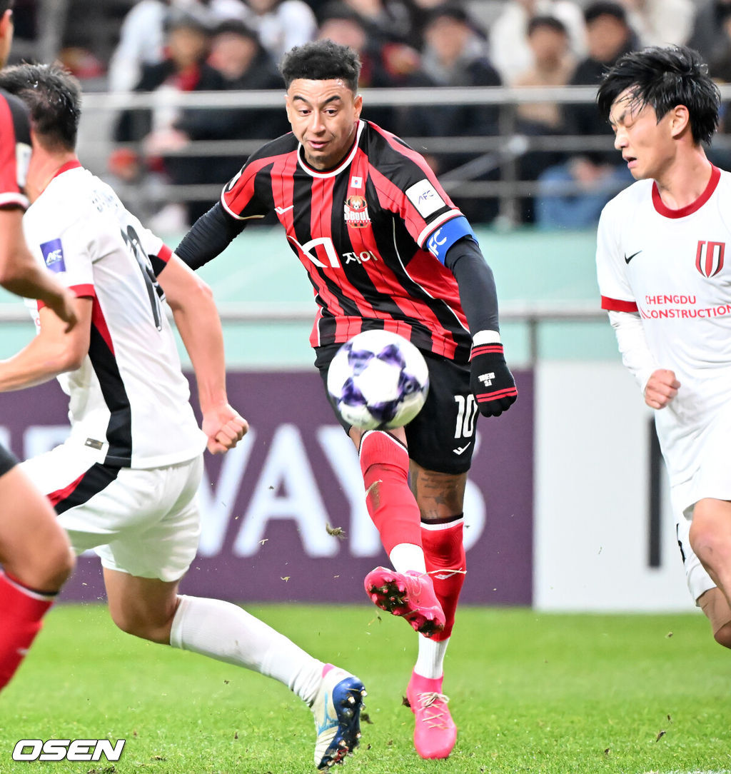 4일 오후 서울 상암동 서울월드컵경기장에서 '2025-2026 아시아축구연맹(AFC) 챔피언스리그 엘리트(ACLE) 리그' 스테이지 4차전 FC서울과 청두 룽청의 경기가 진행됐다.서울은 ACLE 앞선 3경기에서 1승 1무 1패를 거둬 12개 팀 중 6위에 올라가 있다.전반 서울 린가드가 슛을 때리고 있다. 2025.11.04 / rumi@osen.co.kr