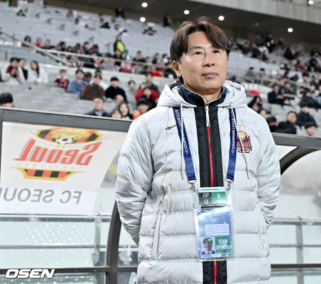 4일 오후 서울 상암동 서울월드컵경기장에서 '2025-2026 아시아축구연맹(AFC) 챔피언스리그 엘리트(ACLE) 리그' 스테이지 4차전 FC서울과 청두 룽청의 경기가 진행됐다.서울은 ACLE 앞선 3경기에서 1승 1무 1패를 거둬 12개 팀 중 6위에 올라가 있다.서울 김기동 감독이 그라운드를 바라보고 있다. 2025.11.04 / rumi@osen.co.kr