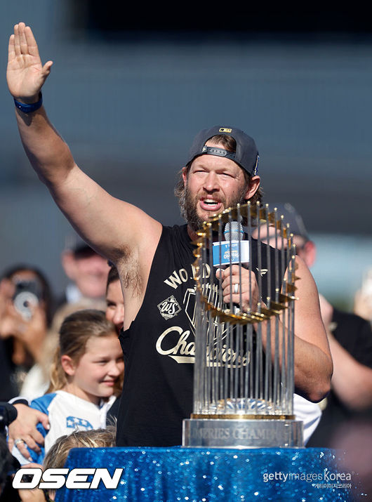 [사진] LA 다저스 클레이튼 커쇼가 월드시리즈 우승 축하 행사에게 팬들에게 마지막 인사를 하고 있다. ⓒGettyimages(무단전재 및 재배포 금지)
