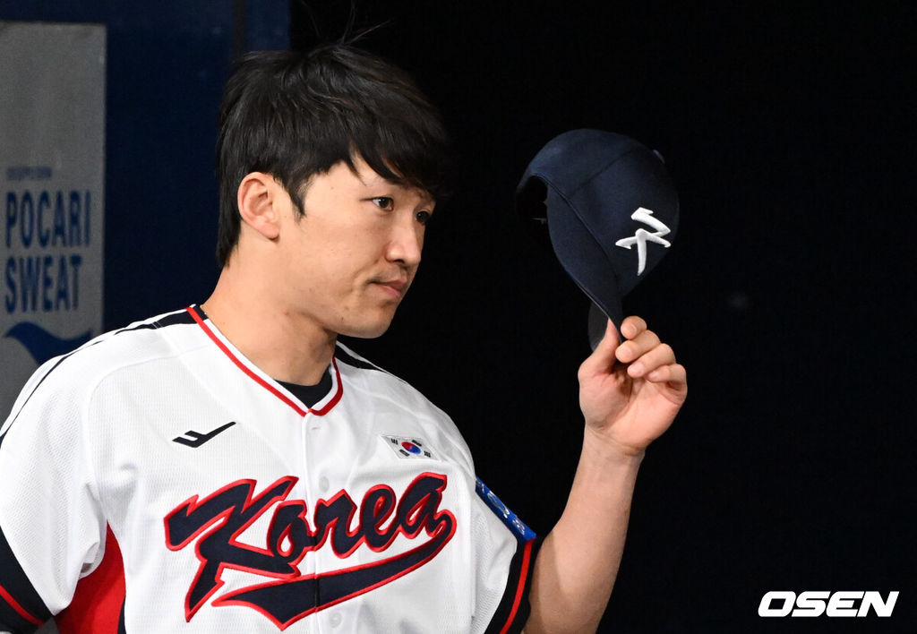 류지현 감독이 이끄는 야구 대표팀이 4일 고척스카이돔에서 훈련을 진행했다.대표팀은 오는 8일과 9일 고척스카이돔에서 열리는 2025 K-베이스볼 시리즈 체코 대표팀과의 2경기를 시작으로 15일과 16일 양일에 걸쳐 도쿄돔에서 일본 대표팀과 2경기를 치른다.  야구대표팀 박해민이 인사를 나누고 있다. 2025.11.04 /cej@osen.co.kr