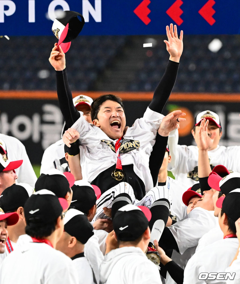 이변은 없었다. 2025시즌 우승팀은 무적 LG 트윈스다. 프로야구 LG 트윈스는 31일 대전 한화생명볼파크에서 열린 2025 신한 SOL뱅크 KBO 한국시리즈(7전 4선승제) 한화 이글스와의 5차전에서 4-1로 승리했다.정규시즌 1위 LG는 시리즈 전적 4승 1패로 통합우승 금자탑을 쌓았다. LG의 통합우승은 1990년, 1994년, 2023년에 이은 통산 4번째로, 염경엽 감독은 2023년 부임 후 3년 사이 팀을 두 차례나 정상에 올려놓는 위대한 업적을 달성했다. 2023년 1위, 2024년 3위, 2025년 1위로 KBO리그에 트윈스 왕조 시대를 활짝 열었다. 반면 2위 한화는 플레이오프를 거쳐 2006년 이후 19년 만에 한국시리즈 무대를 밟았지만, LG의 벽을 넘지 못하며 1999년 이후 26년 만에 통산 두 번째 우승이 무산됐다. LG 캡틴 박해민이 헹가래를 받으며 우승을 기뻐하고 있다. 2025.10.31 /jpnews@osen.co.kr
