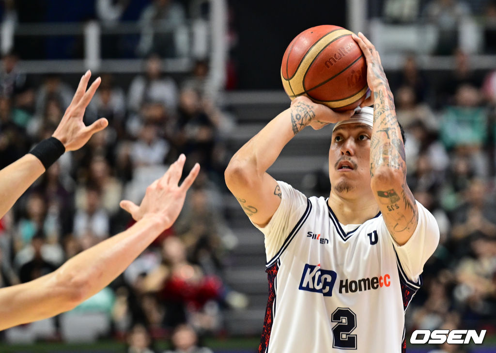 4일 오후 서수원칠보체육관에서 2025-2026 LG전자 프로농구 수원 KT 소닉붐과 부산 KCC 이지스의 경기가 열렸다.2쿼터 KCC 최준용이 3점슛을 성공하고 있다. 2025.10.04 /cej@osen.co.kr
