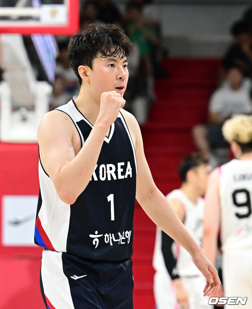 13일 오후 안양 정관장아레나에서 ‘하나은행 2025 남자농구 국가대표 평가전’ 대한민국과 일본의 두 번째 평가전이 열렸다. 대한민국은 지난 11일 열린 일본과의 첫 번째 평가전에서 91-77로 승리를 거뒀다. 1쿼터 작전타임 대한민국 이현중이 기뻐하고 있다. 2025.07.13 / ksl0919@osen.co.kr