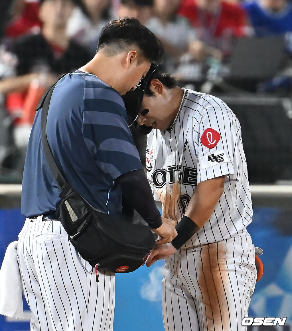 26일 부산 사직야구장에서 2025 신한 SOL 뱅크 KBO 리그 롯데 자이언츠와 KIA 타이거즈의 경기가 열렸다. 홈팀 롯데는 이민석이, 방문팀 KIA는 이의리가 선발 출전했다.롯데 자이언츠 황성빈이 6회말 무사 1루 고승민의 포수 왼쪽 번트 안타때 3루에서 KIA 타이거즈 위즈덤의 주루 방해로 세이프되고 통증을 호소하고 있다. 2025.07.26 / foto0307@osen.co.kr
