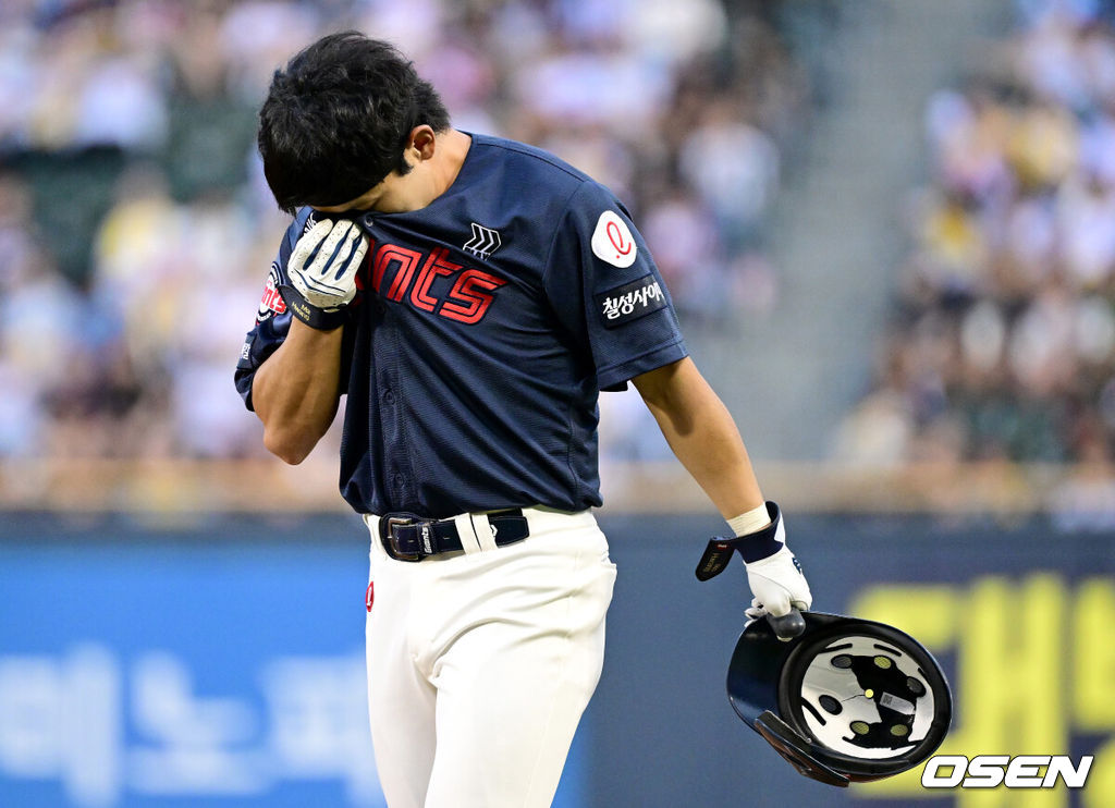 20일 서울 잠실야구장에서 ‘2025 신한 SOL Bank KBO리그’ LG 트윈스와 롯데 자이언츠의 경기가 열렸다.홈팀 LG는 손주영, 방문팀 롯데는 나균안을 선발로 내세웠다.2회초 2사 1, 2루 상황 롯데 황성빈이 내야 땅볼로 물러나며 아쉬워하고 있다. 2025.08.20 / dreamer@osen.co.kr