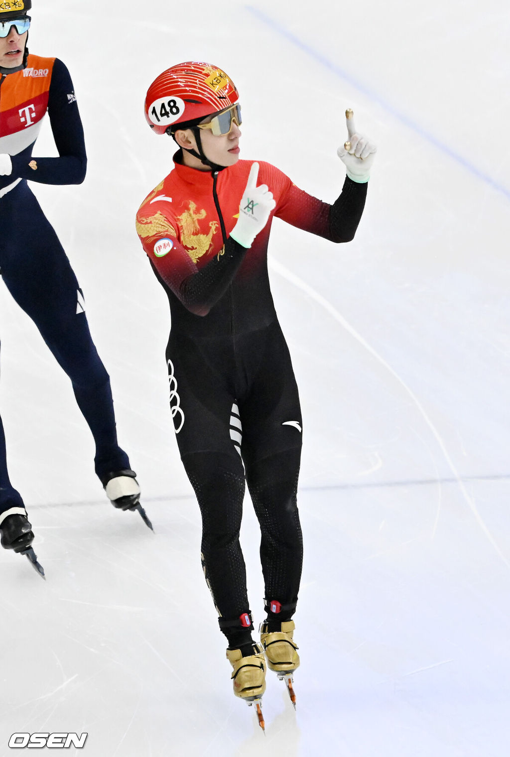 11일 서울 목동 아이스링크에서 '2023 KB금융 국제빙상경기연맹(ISU) 쇼트트랙 세계선수권대회' 본선 경기가 진행됐다.혼성 계주 준결승에서 중국의 린샤오쥔이 조 1위로 결승선을 통과하며 기뻐하고 있다. 2023.03.11 / rumi@osen.co.kr