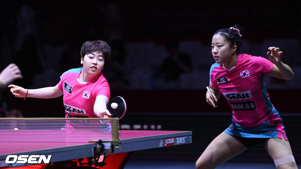 신유빈, 유한나가 24일 카타르 도하 루사일 아레나에서 열린 2025 국제탁구연맹(ITTF) 세계선수권대회 여자복식 4강 소피아 폴차노바(오스트리아) - 베르나데트 소츠(루마니와)과 경기를 펼치고 있다. 2025. 5. 24. 사진공동취재단