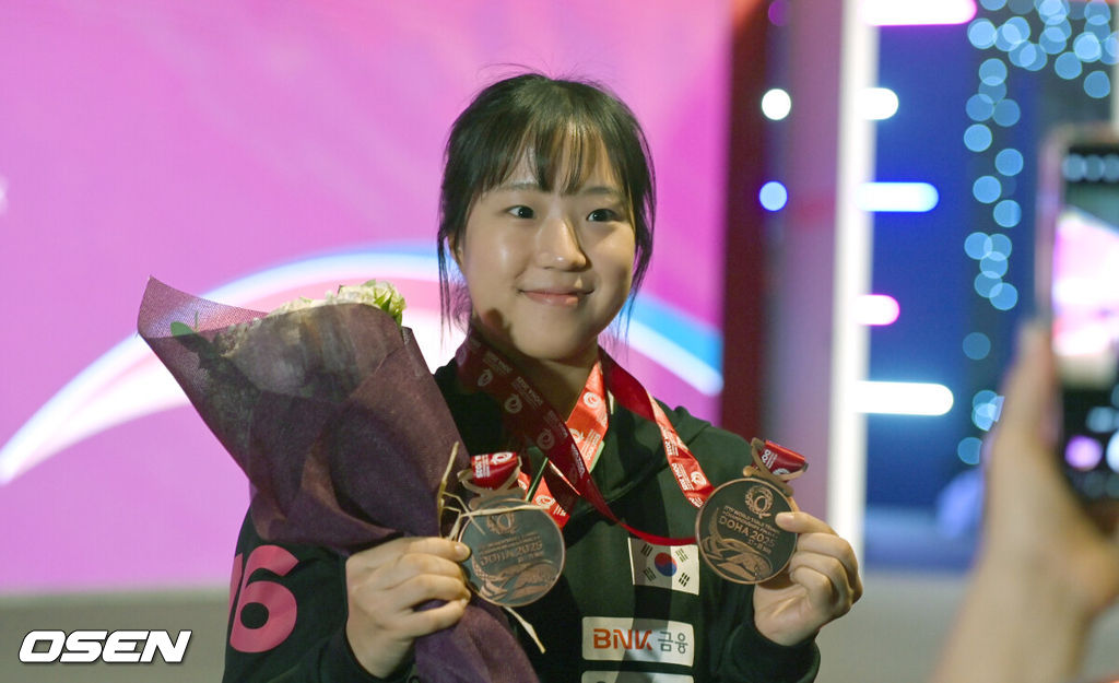 신유빈이 25일 카타르 도하 루사일 아레나에서 열린 2025 국제탁구연맹(ITTF) 세계선수권대회 시상식 후 동메달 2개를 목에 건 후 포즈를 취하고 있다. 2025. 5. 25. 사진공동취재단