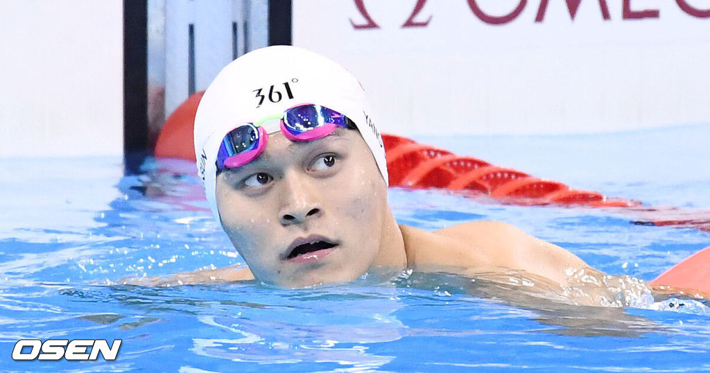 박태환은 8일(이하 한국시각) 브라질 리우데자네이루 아쿠아틱 스타디움에서 열린 2016 리우올림픽 남자 200m 자유형 예선서 1분 48초 06으로 6조 전체 8명의 선수 중 최하위인 8위를 기록해 최종 예선에서도 탈락했다.중국 쑨양이 기록을 확인하고 있다. /sunday@osen.co.kr사진=한국온라인사진기자협회 공동취재단