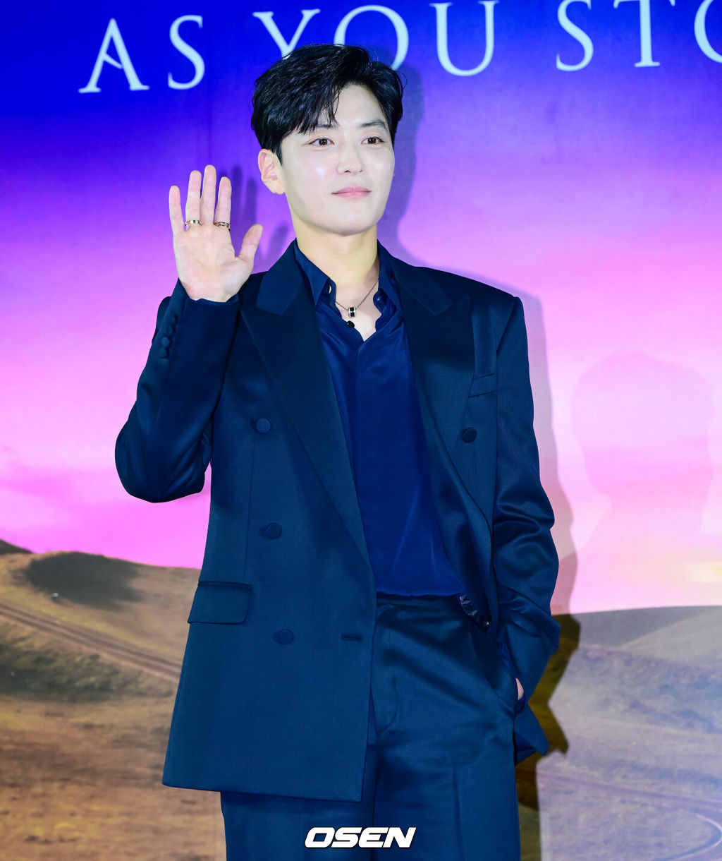 5일 오전 서울 용산구 용산 CGV에서 넷플릭스 시리즈 ‘당신이 죽였다’ 제작발표회가 열렸다.‘당신이 죽였다’는 죽거나 죽이지 않으면 벗어날 수 없는 현실 앞에서 살인을 결심한 두 여자가 예상치 못한 사건에 휘말리며 벌어지는 이야기를 그린 넷플릭스 시리즈다.배우 장승조가 포토타임을 하고 있다. 2025.11.05 /jpnews@osen.co.kr