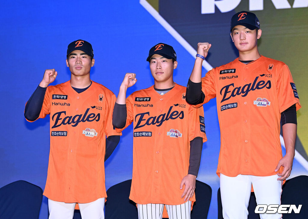 한화에 지명된 신인 오재원, 최유빈, 강건우가 기념촬영을 가지고 있다. 2025.09.17 /sunday@osen.co.kr
