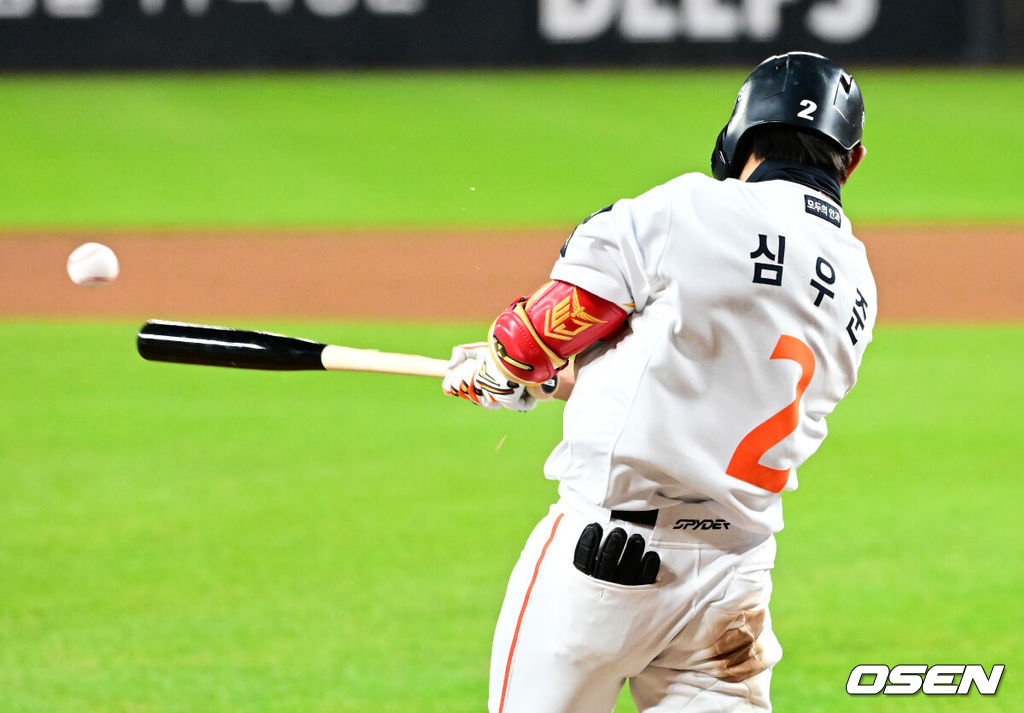 29일 대전시 중구 부사동 대전한화생명볼파크에서 2025 신한 SOL Bank KBO리그 포스트시즌 한국시리즈 3차전 한화 이글스와 LG 트윈스의 경기가 진행됐다.이날 경기에 한화는 폰세를, LG는 손주영을 선발투수로 내세웠다. 8회말 2사 만루에서 한화 심우준이 2타점 역전 적시 2루타를 날리고 있다. 2025.10.29 /jpnews@osen.co.kr