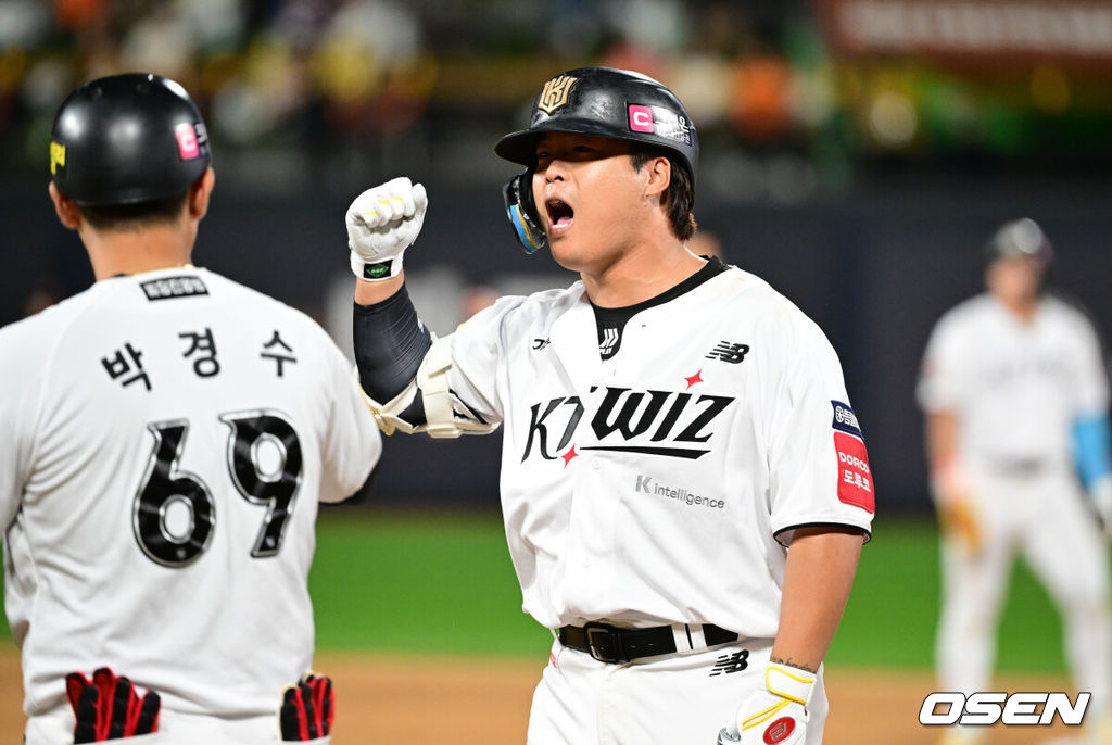 3일 수원 KT위즈파크에서 ‘2025 신한 SOL Bank KBO리그’ KT 위즈와 한화 이글스의 시즌 최종전이 열렸다.KT가 오늘 경기를 승리하더라도 NC가 창원에서 SSG 랜더스를 제압하면 NC가 5위로 가을야구 막차를 탄다. KT가 5위가 될 수 있는 경우의 수는 총 3가지로, KT가 한화를 꺾고 NC가 SSG에 패하거나 무승부를 거두면 KT가 6년 연속 가을 무대를 밟는다. KT가 무승부를 거두고 NC가 패해도 5위는 KT의 차지다. 한화전을 내줄 경우 창원 경기 결과와 관계없이 가을야구 진출이 좌절된다.9회말 1사 1,3루에서 KT 강백호가 적시타를 날린 뒤 포효하고 있다. 2025.10.03 /cej@osen.co.kr