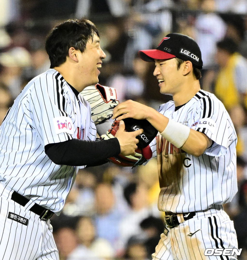 29일 오후 서울 잠실구장에서 ‘2025 신한 SOL Bank KBO리그’ LG 트윈스와 한화 이글스의 경기가 열렸다.이날 LG는 손주영, 한화는 라이언 와이스를 선발투수로 내세웠다.7회말 2사 1,2루에서 역전 적시타를 날린 LG 김현수가 공격을 마치고 박해민과 기뻐하고 있다. 2025.05.29 /jpnews@osen.co.kr