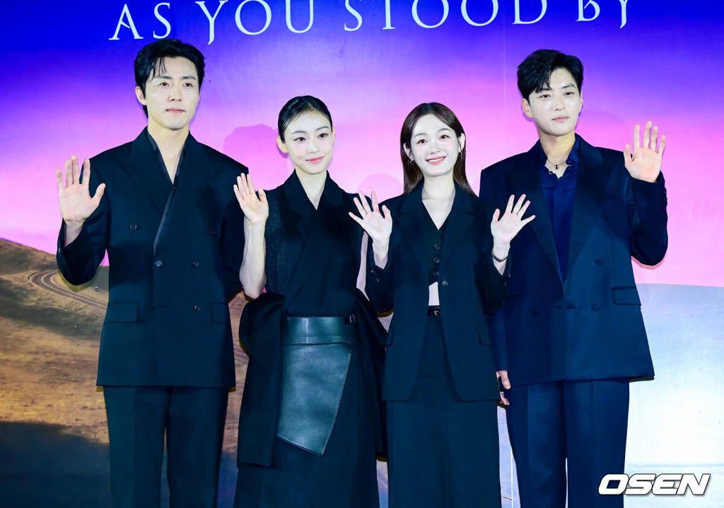 5일 오전 서울 용산구 용산 CGV에서 넷플릭스 시리즈 ‘당신이 죽였다’ 제작발표회가 열렸다.‘당신이 죽였다’는 죽거나 죽이지 않으면 벗어날 수 없는 현실 앞에서 살인을 결심한 두 여자가 예상치 못한 사건에 휘말리며 벌어지는 이야기를 그린 넷플릭스 시리즈다.배우 이무생, 전소니, 이유미, 장승조가 포토타임을 하고 있다. 2025.11.05 /jpnews@osen.co.kr