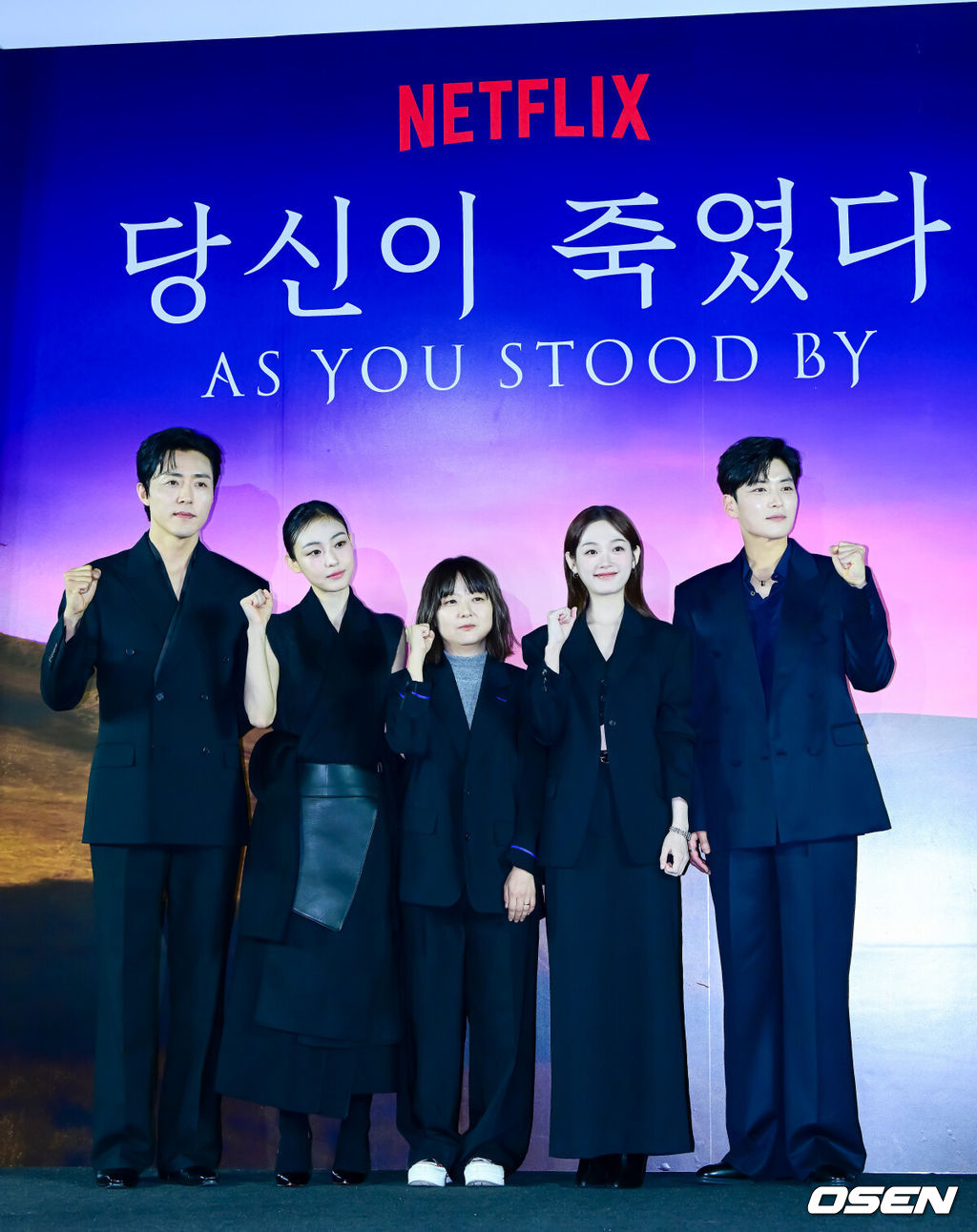 5일 오전 서울 용산구 용산 CGV에서 넷플릭스 시리즈 ‘당신이 죽였다’ 제작발표회가 열렸다.‘당신이 죽였다’는 죽거나 죽이지 않으면 벗어날 수 없는 현실 앞에서 살인을 결심한 두 여자가 예상치 못한 사건에 휘말리며 벌어지는 이야기를 그린 넷플릭스 시리즈다.배우 이무생, 전소니, 이정림 감독, 이유미, 장승조가 포토타임을 하고 있다. 2025.11.05 /jpnews@osen.co.kr