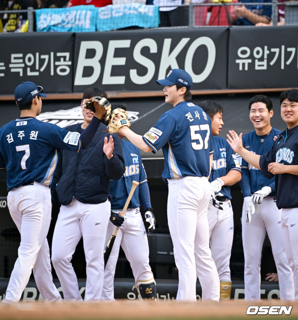 23일 광주KIA챔피언스필드에서 2025 신한 SOL Bank KBO리그 KIA 타이거즈와 NC 다이노스의 경기가 열렸다.홈팀 KIA는 양현종을, 원정팀 NC는 라일리를 선발 투수로 내세웠다.8회말 삼자범퇴로 이닝을 마친 NC 전사민이 기뻐하고 있다. 2025.03.23 /cej@osen.co.kr