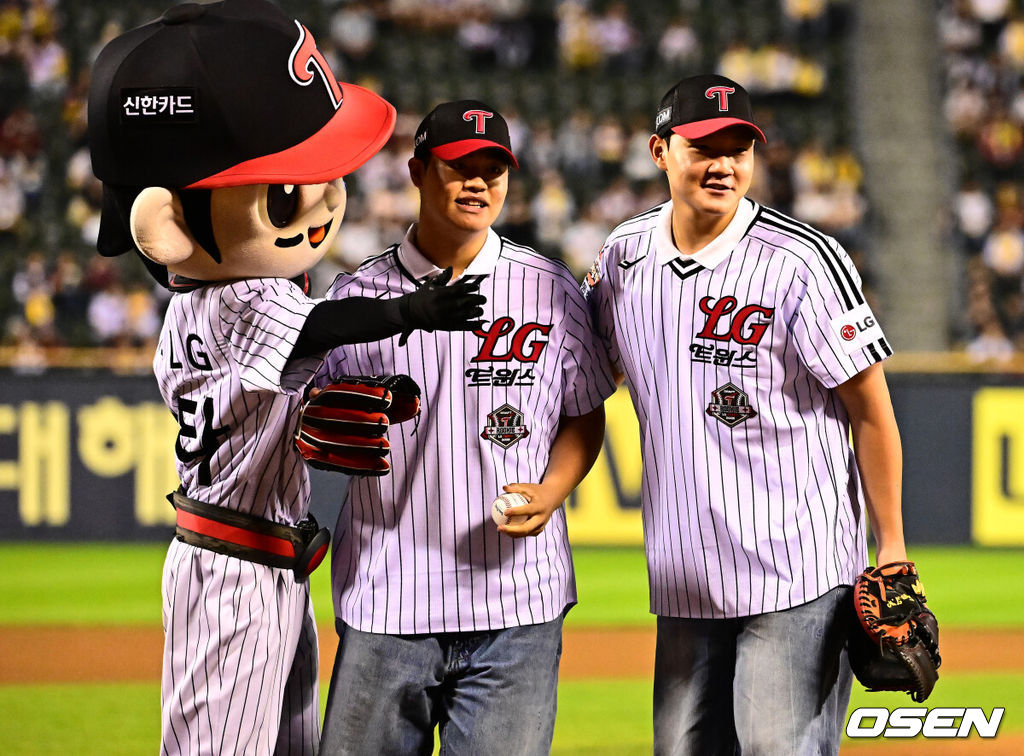LG 2026년 신인 2라운드 박준성이 시구, 1라운드 양우진이 시포를 마치며 인사를 있다. 2025.10.01 /jpnews@osen.co.kr