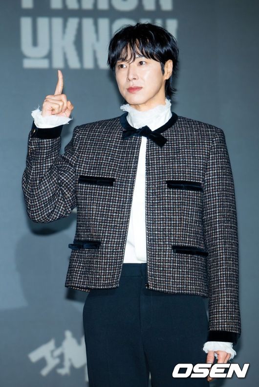 5일 오후 서울 송파구 신천동 소피텔 앰배서더 서울 호텔에서 유노윤호 정규 1집 ‘I-KNOW’ 발매 기념 기자간담회가 열렸다. 올해 데뷔 22주년을 맞는 1.5세대 K-팝 그룹의 대표주자인 한류듀오 '동방신기'(TVXQ) 유노윤호가 5일 오후 첫 정규 앨범 '아이-노우(I-KNOW)'를 발매한다. 이번 앨범은 더블 타이틀곡 '스트레치(Stretch)'와 '보디 랭귀지(Body Language)'를 포함한 열 곡이 실렸다. 유노윤호가 포토타임을 갖고 있다. 2025.11.05 /rumi@osen.co.kr