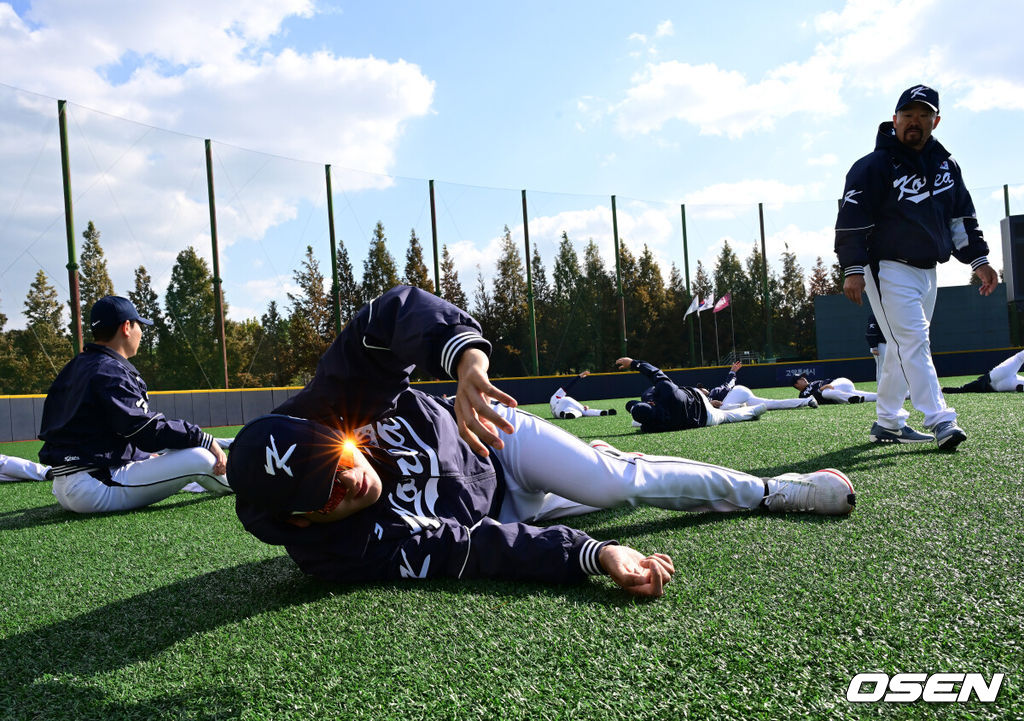 류지현 감독이 이끄는 야구대표팀이 2일 고양국가대표야구훈련장에서 소집, 첫 훈련을 진행했다.대표팀은 2일과 3일 고양국가대표야구훈련장에서 훈련을 진행하며, 4일부터는 서울 고척스카이돔으로 장소를 옮겨 12일 출국 전까지 훈련한다.2025 NAVER K-BASEBALL SERIES는 오는 8일과 9일 고척스카이돔에서 열리는 체코 대표팀과의 2경기로 시작되며 15일과 16일 양일에 걸쳐 도쿄돔에서 일본 대표팀과의 2경기가 예정되어 있다.  야구대표팀 곽빈이 스트레칭을 하며 몸을 풀고 있다. 2025.11.02 /jpnews@osen.co.kr