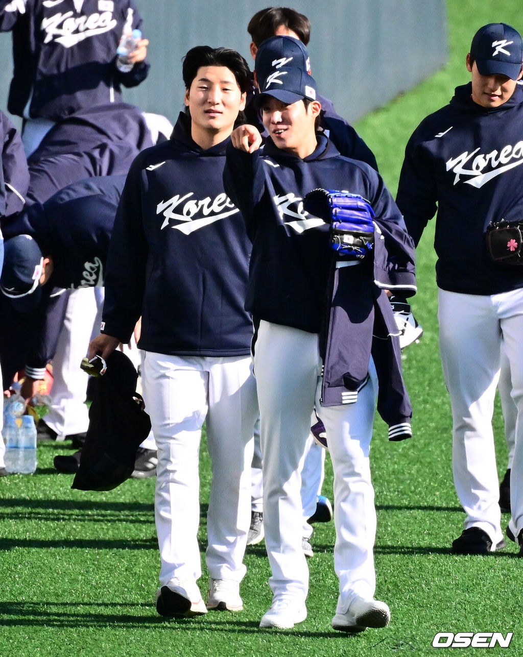 류지현 감독이 이끄는 야구대표팀이 2일 고양국가대표야구훈련장에서 소집, 첫 훈련을 진행했다.대표팀은 2일과 3일 고양국가대표야구훈련장에서 훈련을 진행하며, 4일부터는 서울 고척스카이돔으로 장소를 옮겨 12일 출국 전까지 훈련한다.2025 NAVER K-BASEBALL SERIES는 오는 8일과 9일 고척스카이돔에서 열리는 체코 대표팀과의 2경기로 시작되며 15일과 16일 양일에 걸쳐 도쿄돔에서 일본 대표팀과의 2경기가 예정되어 있다.  야구대표팀 곽빈, 원태인이 훈련을 마치고 이동하고 있다. 2025.11.02 /jpnews@osen.co.kr