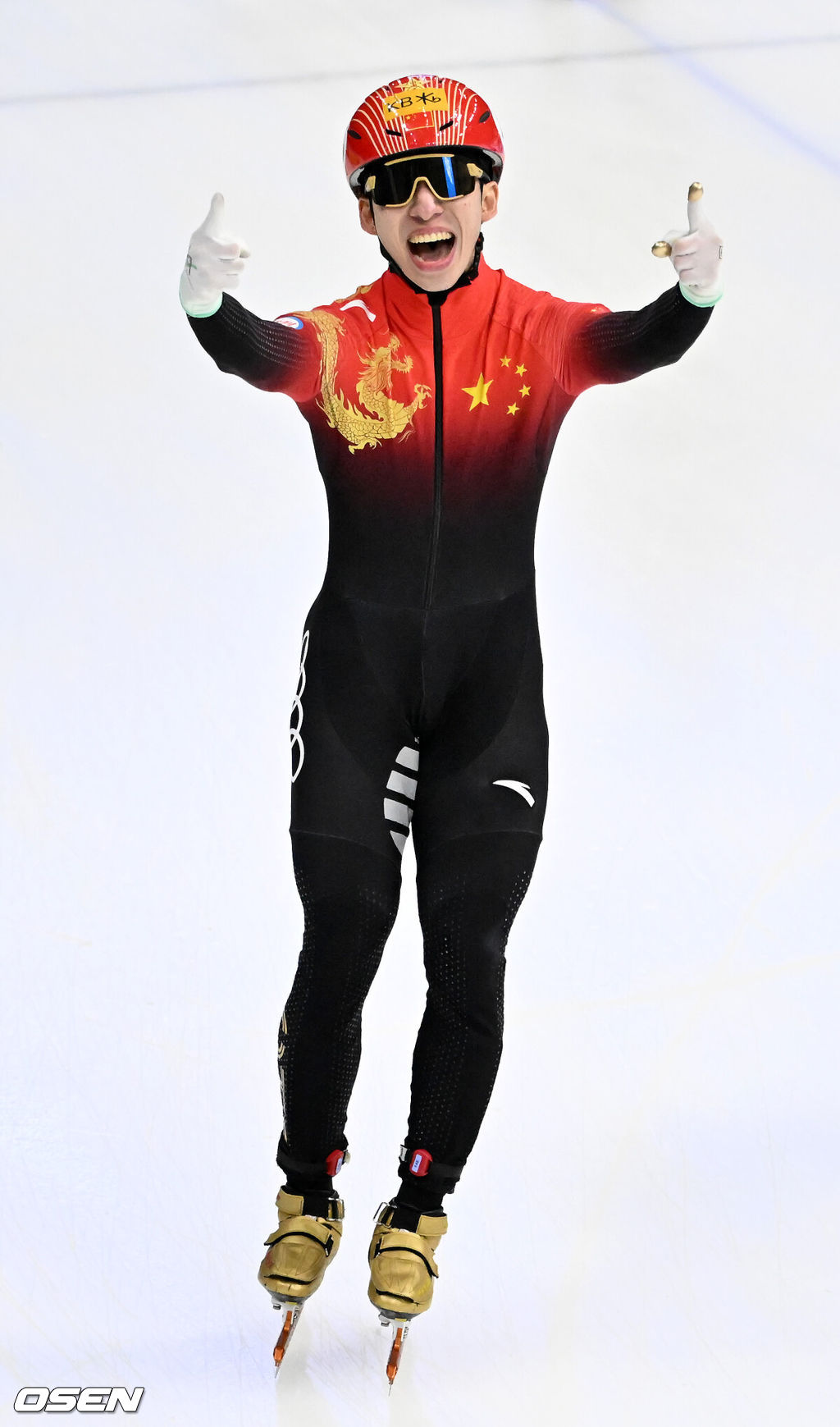 12일 서울 목동 아이스링크에서 '2023 KB금융 국제빙상경기연맹(ISU) 쇼트트랙 세계선수권대회' 본선 경기가 진행됐다.남자 5000m 계주 결승전에서 중국 린샤오쥔(한국명 임효준)이 가장 먼저 결승선을 통과하며 금메달을 따고 있다. 2023.03.12 / rumi@osen.co.kr