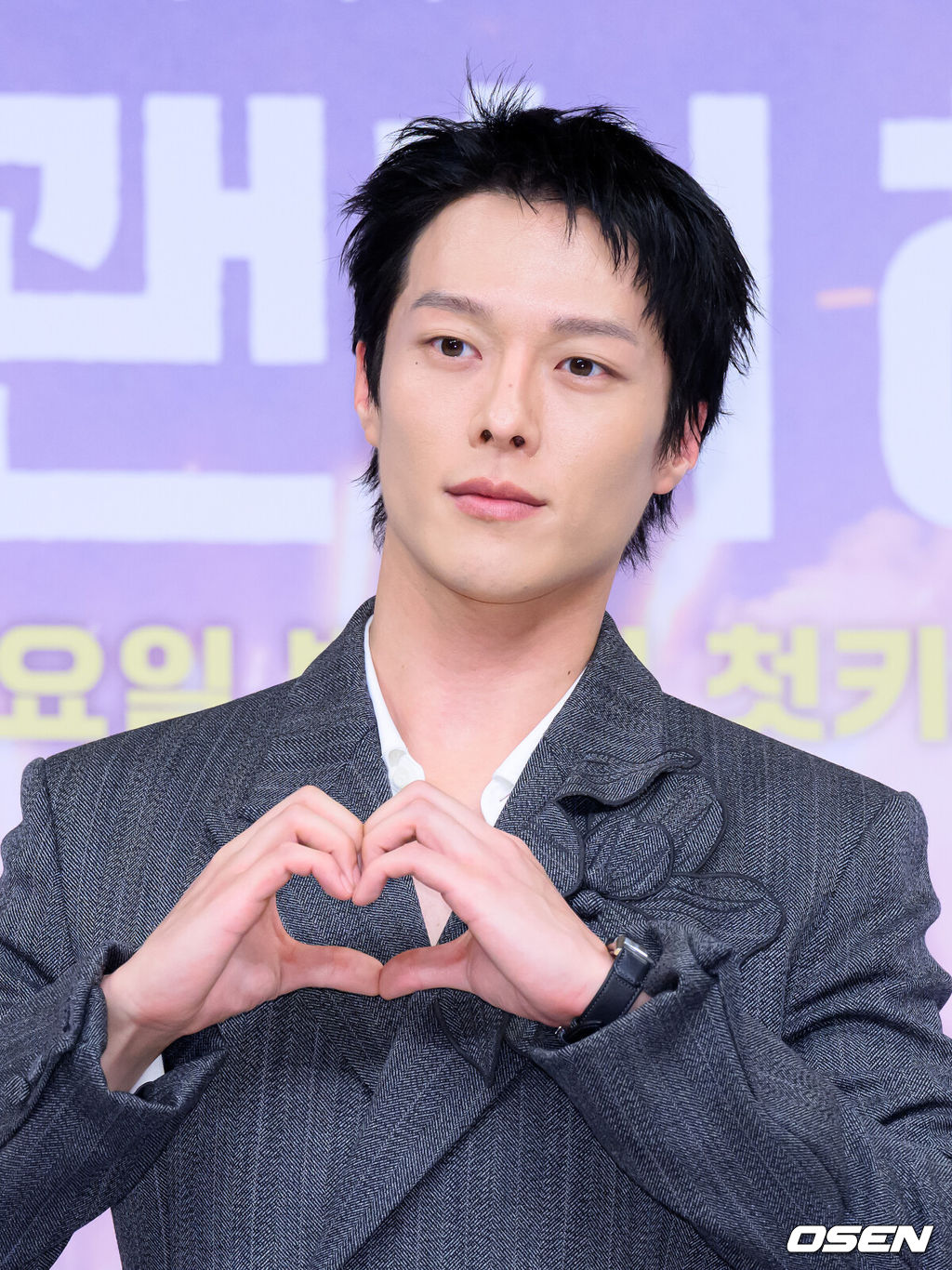 5일 오후 서울 목동 SBS에서 SBS 새 수목드라마 ‘키스는 괜히 해서!’(극본 하윤아, 태경민, 연출 김재현, 김현우) 제작발표회가 열렸다.‘키스는 괜히 해서!’는 생계를 위해 애엄마로 위장취업한 싱글녀와 그녀를 사랑하게 된 팀장님의 쌍방 속앓이 로맨스로 오는 12일 오후 9시 첫 방송된다.배우 장기용이 포토타임을 가지고 있다. 2025.11.05 /sunday@osen.co.kr