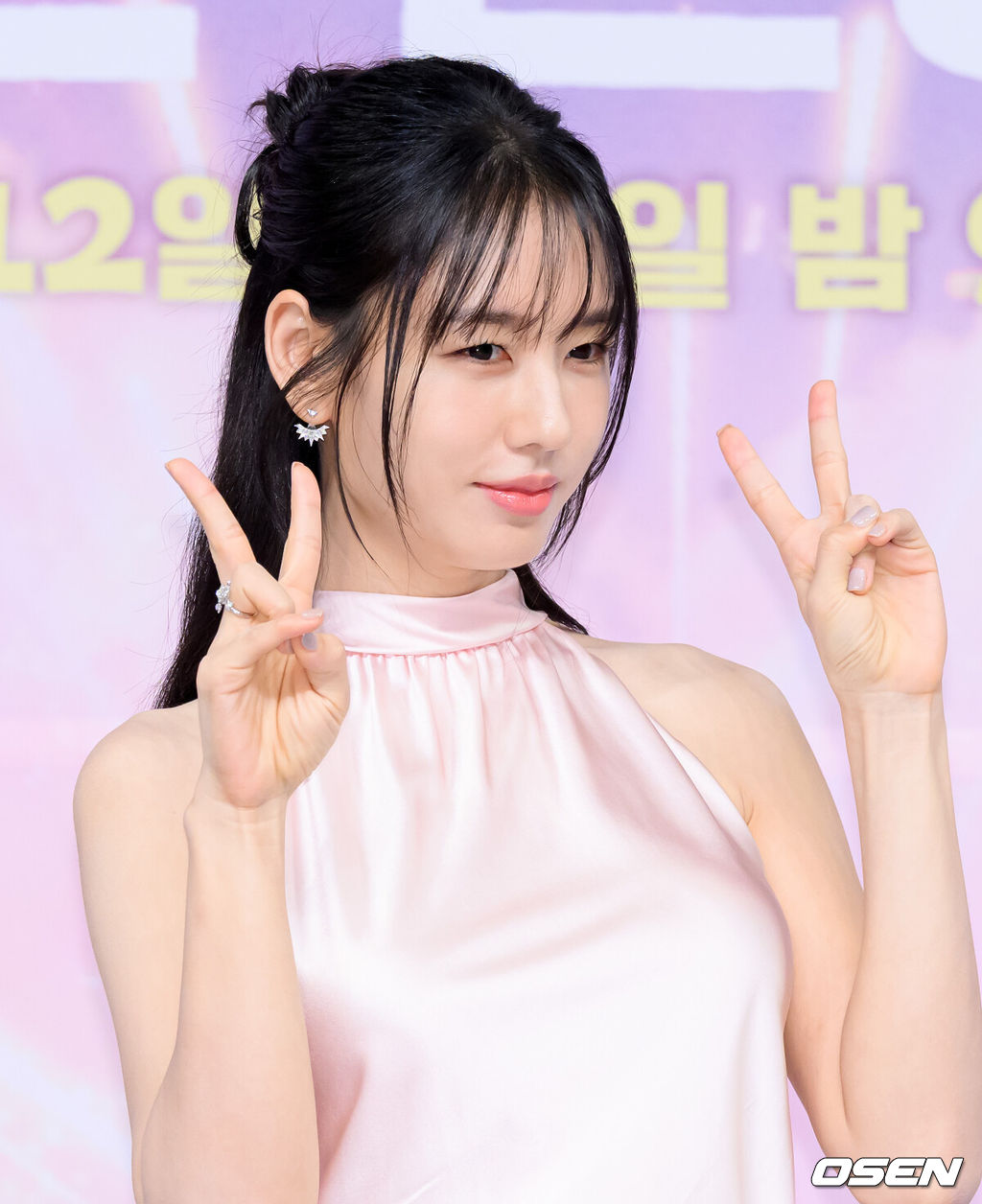 5일 오후 서울 목동 SBS에서 SBS 새 수목드라마 ‘키스는 괜히 해서!’(극본 하윤아, 태경민, 연출 김재현, 김현우) 제작발표회가 열렸다.‘키스는 괜히 해서!’는 생계를 위해 애엄마로 위장취업한 싱글녀와 그녀를 사랑하게 된 팀장님의 쌍방 속앓이 로맨스로 오는 12일 오후 9시 첫 방송된다.배우 안은진이 포토타임을 가지고 있다. 2025.11.05 /sunday@osen.co.kr