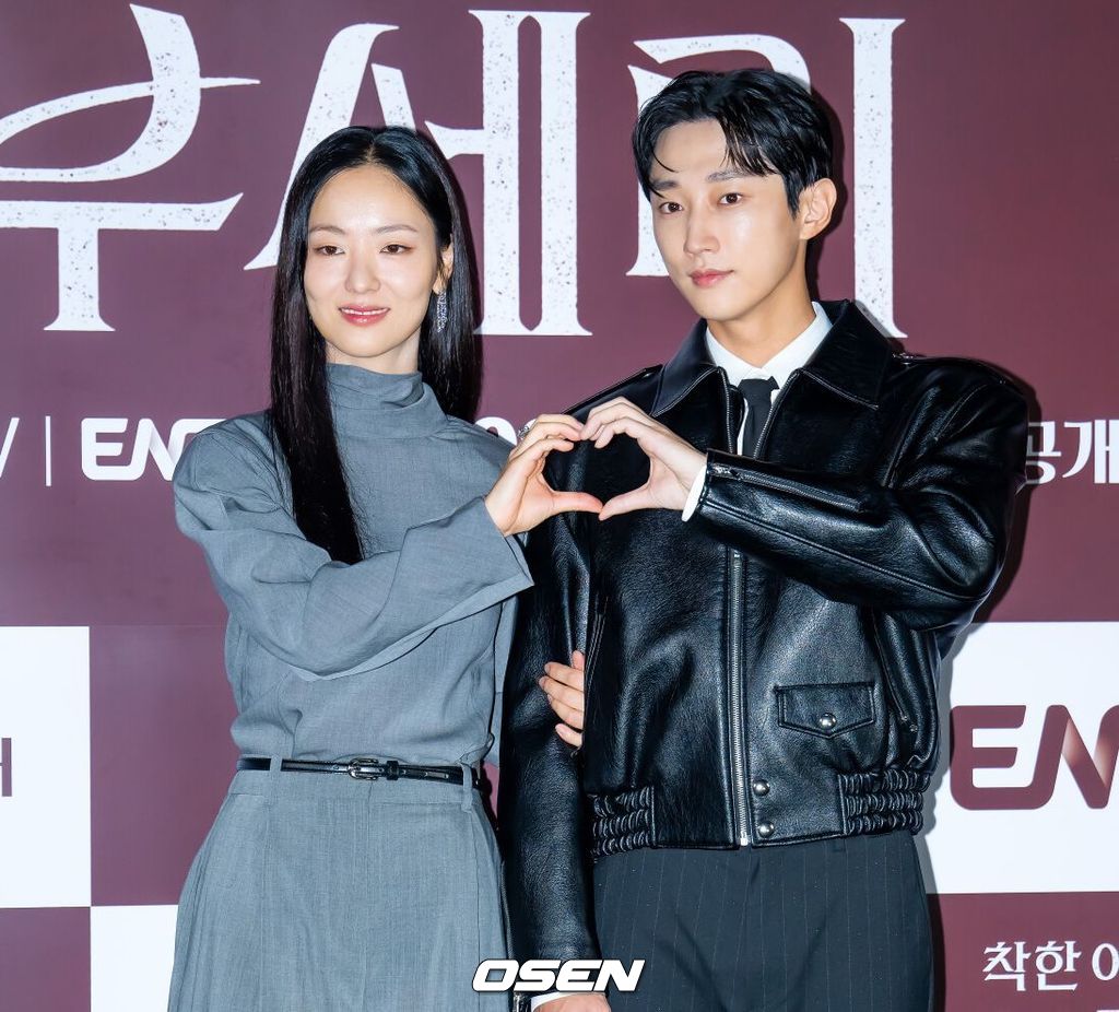 배우 전여빈과 진영이 기자간담회에서 포토타임을 갖고 있다. 2025.09.22 / rumi@osen.co.kr
