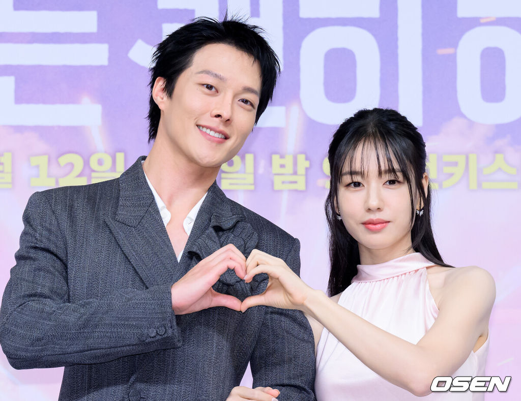 5일 오후 서울 목동 SBS에서 SBS 새 수목드라마 ‘키스는 괜히 해서!’(극본 하윤아, 태경민, 연출 김재현, 김현우) 제작발표회가 열렸다.‘키스는 괜히 해서!’는 생계를 위해 애엄마로 위장취업한 싱글녀와 그녀를 사랑하게 된 팀장님의 쌍방 속앓이 로맨스로 오는 12일 오후 9시 첫 방송된다.배우 장기용과 안은진이 포토타임을 가지고 있다. 2025.11.05 /sunday@osen.co.kr