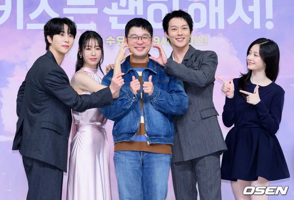 5일 오후 서울 목동 SBS에서 SBS 새 수목드라마 ‘키스는 괜히 해서!’(극본 하윤아, 태경민, 연출 김재현, 김현우) 제작발표회가 열렸다.‘키스는 괜히 해서!’는 생계를 위해 애엄마로 위장취업한 싱글녀와 그녀를 사랑하게 된 팀장님의 쌍방 속앓이 로맨스로 오는 12일 오후 9시 첫 방송된다.배우 김무준, 안은진, 김재현 감독, 장기용, 우다비가 포토타임을 가지고 있다. 2025.11.05 /sunday@osen.co.kr