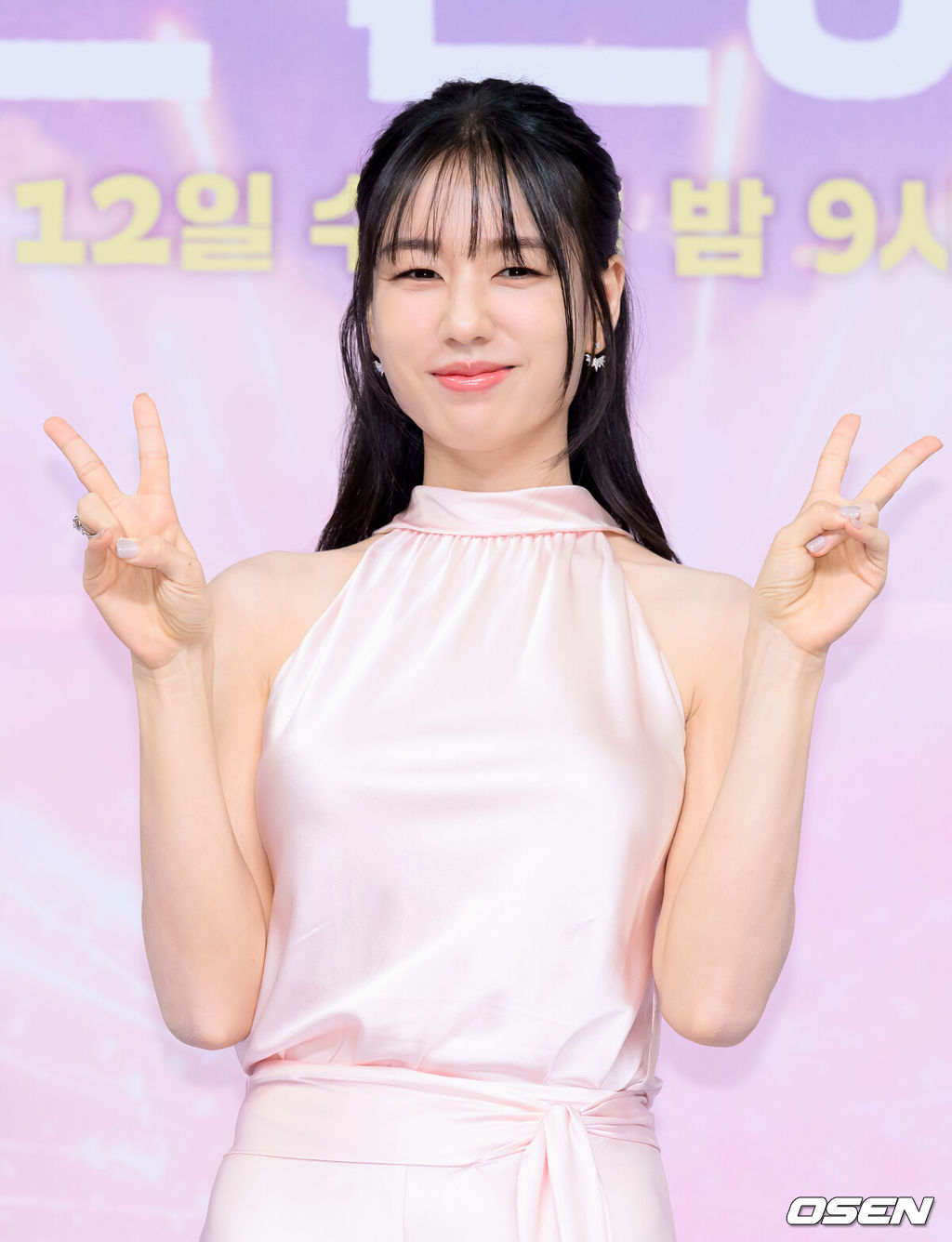 5일 오후 서울 목동 SBS에서 SBS 새 수목드라마 ‘키스는 괜히 해서!’(극본 하윤아, 태경민, 연출 김재현, 김현우) 제작발표회가 열렸다.‘키스는 괜히 해서!’는 생계를 위해 애엄마로 위장취업한 싱글녀와 그녀를 사랑하게 된 팀장님의 쌍방 속앓이 로맨스로 오는 12일 오후 9시 첫 방송된다.배우 안은진이 포토타임을 가지고 있다. 2025.11.05 /sunday@osen.co.kr