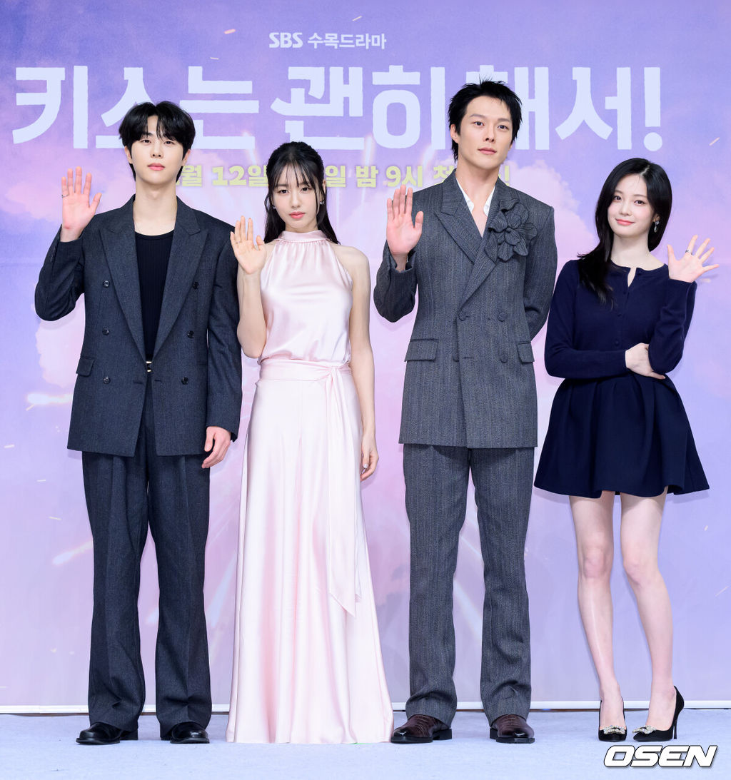 5일 오후 서울 목동 SBS에서 SBS 새 수목드라마 ‘키스는 괜히 해서!’(극본 하윤아, 태경민, 연출 김재현, 김현우) 제작발표회가 열렸다.‘키스는 괜히 해서!’는 생계를 위해 애엄마로 위장취업한 싱글녀와 그녀를 사랑하게 된 팀장님의 쌍방 속앓이 로맨스로 오는 12일 오후 9시 첫 방송된다.배우 김무준, 안은진, 장기용, 우다비가 포토타임을 가지고 있다. 2025.11.05 /sunday@osen.co.kr