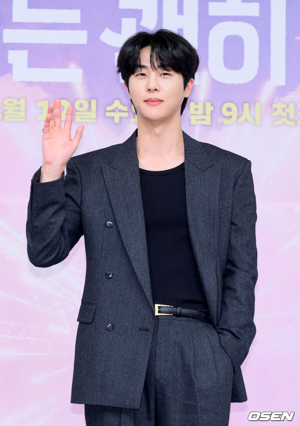 5일 오후 서울 목동 SBS에서 SBS 새 수목드라마 ‘키스는 괜히 해서!’(극본 하윤아, 태경민, 연출 김재현, 김현우) 제작발표회가 열렸다.‘키스는 괜히 해서!’는 생계를 위해 애엄마로 위장취업한 싱글녀와 그녀를 사랑하게 된 팀장님의 쌍방 속앓이 로맨스로 오는 12일 오후 9시 첫 방송된다.배우 김무준이 포토타임을 가지고 있다. 2025.11.05 /sunday@osen.co.kr