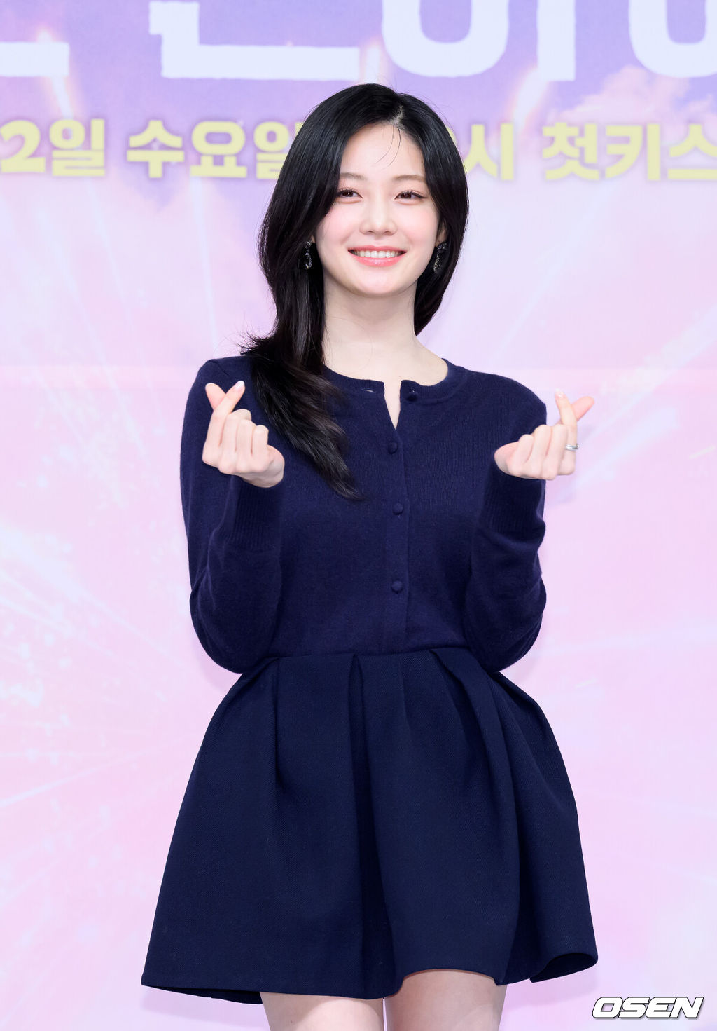 5일 오후 서울 목동 SBS에서 SBS 새 수목드라마 ‘키스는 괜히 해서!’(극본 하윤아, 태경민, 연출 김재현, 김현우) 제작발표회가 열렸다.‘키스는 괜히 해서!’는 생계를 위해 애엄마로 위장취업한 싱글녀와 그녀를 사랑하게 된 팀장님의 쌍방 속앓이 로맨스로 오는 12일 오후 9시 첫 방송된다.배우 우다비가 포토타임을 가지고 있다. 2025.11.05 /sunday@osen.co.kr