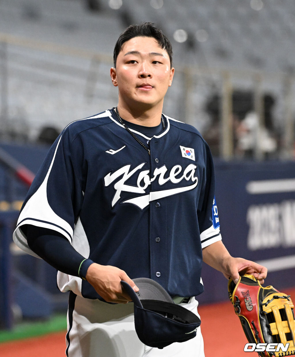 류지현 감독이 이끄는 야구 대표팀이 5일 고척스카이돔에서 훈련을 진행했다.대표팀은 오는 8일과 9일 고척스카이돔에서 열리는 2025 K-베이스볼 시리즈 체코 대표팀과의 2경기를 시작으로 15일과 16일 양일에 걸쳐 도쿄돔에서 일본 대표팀과 2경기를 치른다. 야구 대표팀 이재원이 훈련을 나서고 있다. 2025.11.05 /cej@osen.co.kr