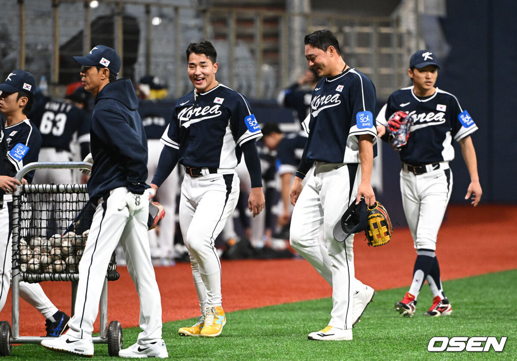 류지현 감독이 이끄는 야구 대표팀이 5일 고척스카이돔에서 훈련을 진행했다.대표팀은 오는 8일과 9일 고척스카이돔에서 열리는 2025 K-베이스볼 시리즈 체코 대표팀과의 2경기를 시작으로 15일과 16일 양일에 걸쳐 도쿄돔에서 일본 대표팀과 2경기를 치른다. 야구대표팀 안현민, 이재원이 훈련을 위해 이동하고 있다. 2025.11.05 /cej@osen.co.kr