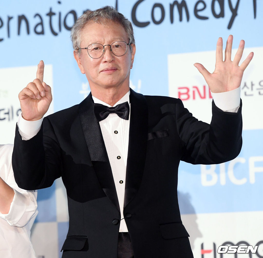 24일 부산 해운대구 영화의 전당에서 '제6회 부산국제코미디페스티벌(BICF)' 개막식이 진행됐다.코미디언 전유성이(명예위원장) 블루카펫에 참석하고 있다. / eastsea@osen.co.kr